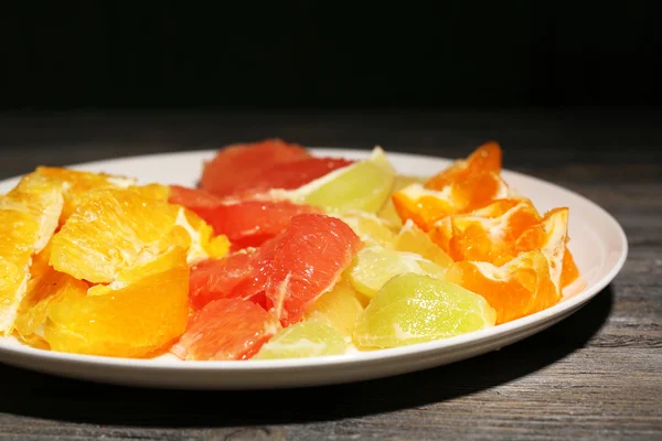 Buah jeruk diiris di piring — Stok Foto