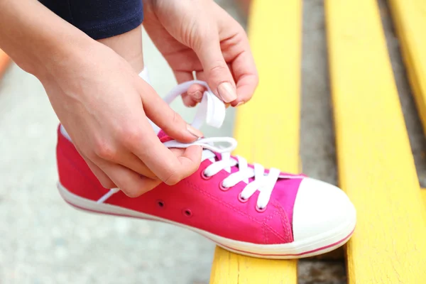 Giovane donna allacciatura lacci delle scarpe — Foto Stock