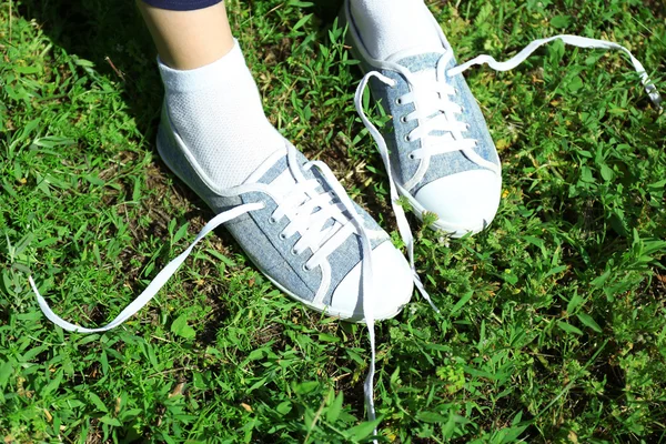 Pernas femininas em tênis — Fotografia de Stock