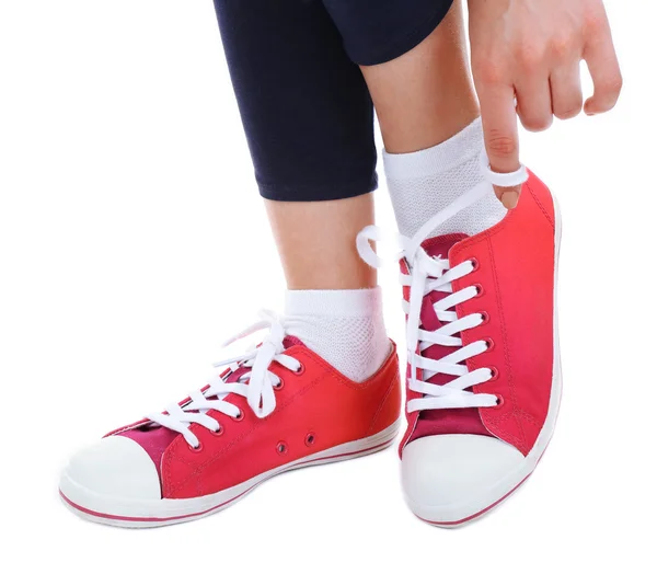 Mujer joven atando cordones — Foto de Stock