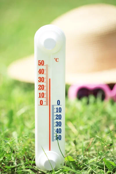 Termometro su erba primo piano — Foto Stock