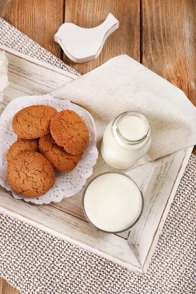 Melk en koekjes — Stockfoto