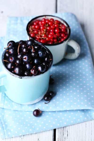 Bayas de verano en tazas —  Fotos de Stock