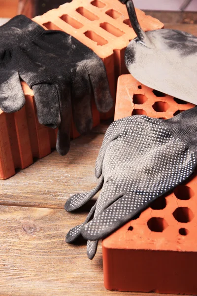 Sujo usado luvas de tecido e tijolos — Fotografia de Stock