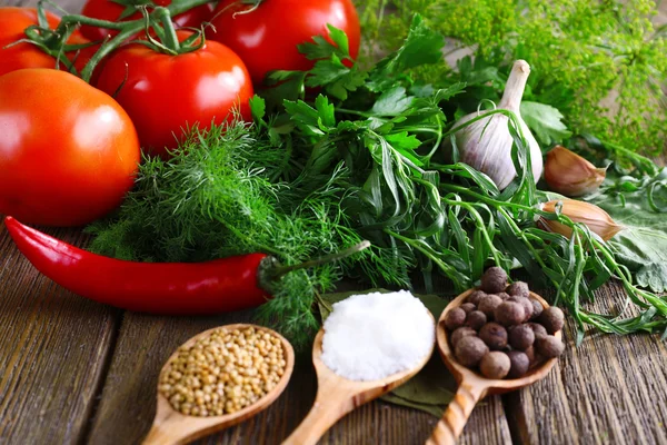 Verse groenten met kruiden en specerijen op tafel, close-up — Stockfoto