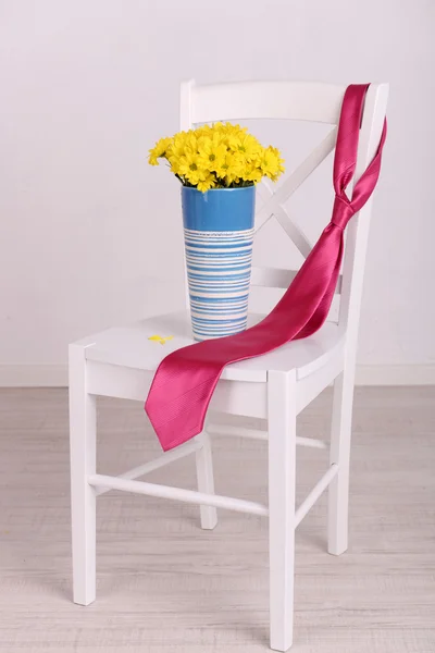 Bukiet kwiatów i krawat na ojców dzień w pokoju — Zdjęcie stockowe