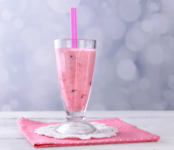 Ποτήρι ποτό smoothie βατόμουρο στο ξύλινο τραπέζι, επάνω ελαφρύς υπόβαθρο — Φωτογραφία Αρχείου