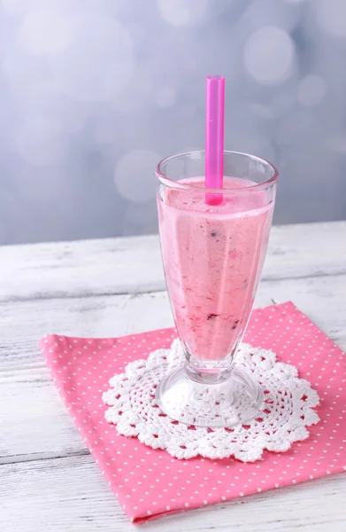 Glass of raspberry smoothie drink on wooden table, on light background — Stock Photo, Image