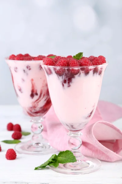 Dessert savoureux à la framboise avec des baies sur table en bois, sur fond clair — Photo