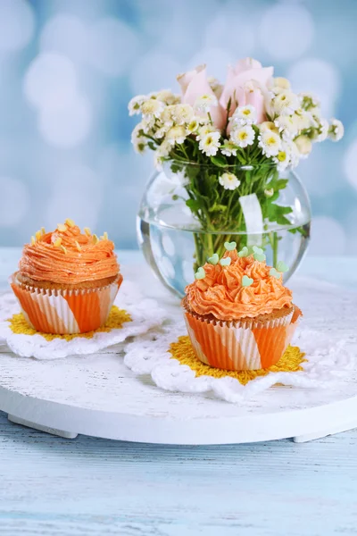 Tasty cupcake on table, on bright background — Stock Photo, Image