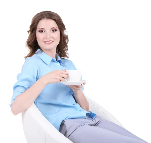 Młody biznes kobieta siedzi na krześle z kubek na białym tle — Zdjęcie stockowe