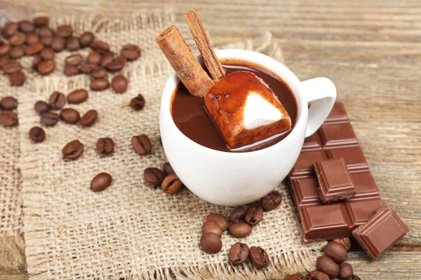 Tazza di cioccolata calda sul tavolo, primo piano — Foto Stock