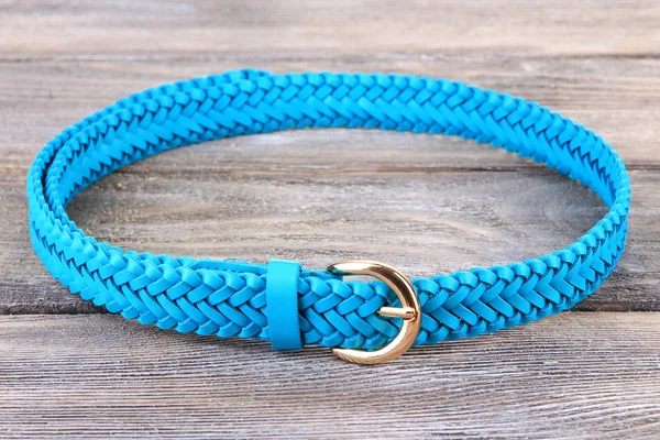 Ceinture en cuir bleu sur fond en bois — Photo