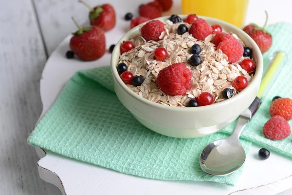 Leckere Haferflocken mit Beeren auf dem Tisch aus nächster Nähe — Stockfoto