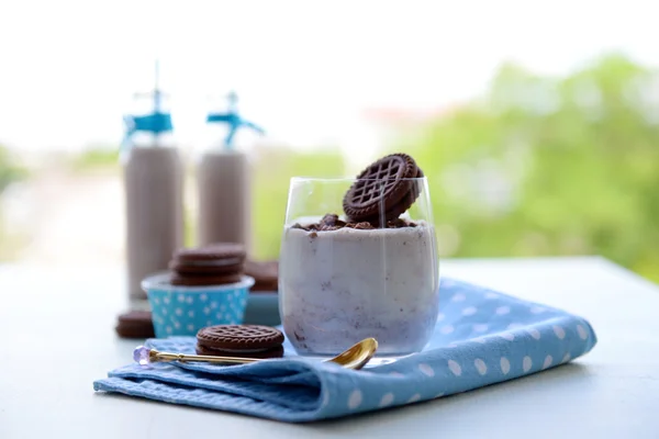 Cocktails au lait dans des verres et biscuits au chocolat sur la table sur fond naturel — Photo