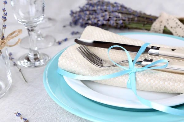 Mesa de comedor con flores de lavanda sobre fondo de mantel claro —  Fotos de Stock