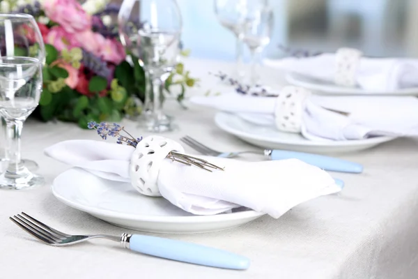 Mesa de comedor con flores de lavanda en la mesa, de cerca. concepto de boda lavanda —  Fotos de Stock