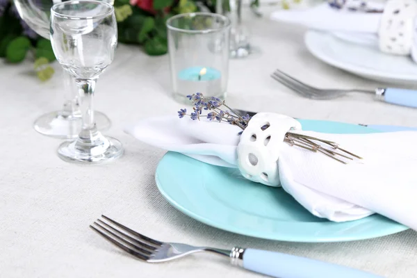 Mesa de comedor con flores de lavanda en la mesa, sobre fondo brillante. concepto de boda lavanda — Foto de Stock