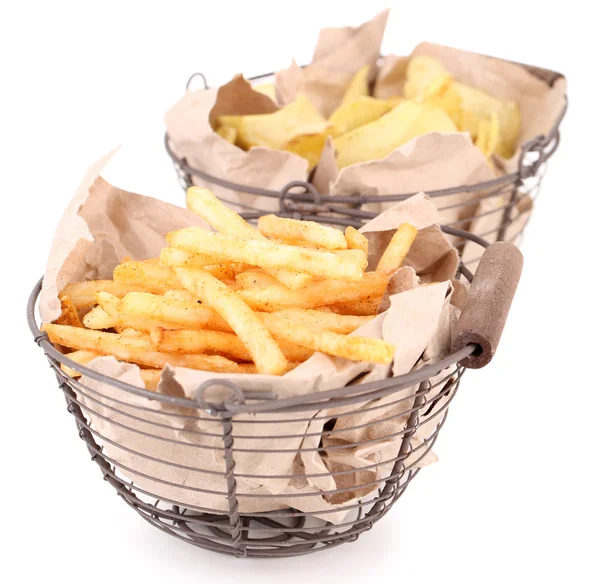 Batatas fritas saborosas em cesta de metal e batatas fritas, isoladas em branco — Fotografia de Stock