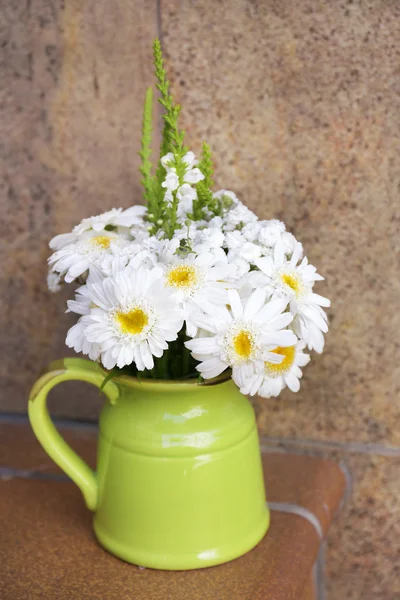 Hermosas flores en la decoración interior del hogar —  Fotos de Stock