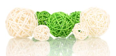 hasır bambu topları üzerinde beyaz izole