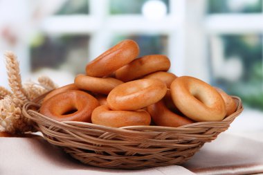 sepet ve tablo spikelets lezzetli simitler