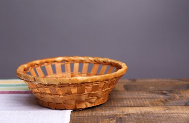 Boş sepet koyu arka plan üzerinde ahşap tablo