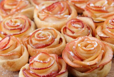 Gül tablo yakın çekim üzerinde apple ile lezzetli puf böreği şeklinde