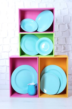 raflar ve sofra ile kutuları