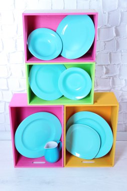 raflar ve sofra ile kutuları