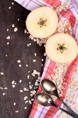 Apple ile yulaf ezmesi ve vintage kaşık peçeteye renk ahşap arka plan üzerinde