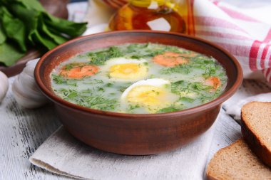 kuzukulağı üzerinde tablo yakın çekim yeşil çorba, lezzetli