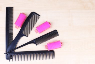 Profesyonel kuaför araçları - tarak, makas ve curlers hafif ahşap zemin üzerine