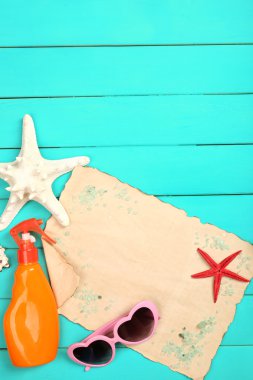 Kaç yaz öğeler ahşap arka plan üzerinde