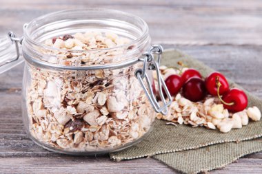 cam, renkli ahşap zemin üzerine ev yapımı granola