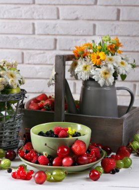 meyveler ve çiçekler beyaz duvar arka plan ile natürmort