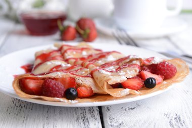 Tablo yakın çekim üzerinde meyveleri ile lezzetli gözleme