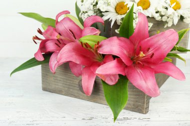 sandık ahşap zemin üzerine güzel çiçekler