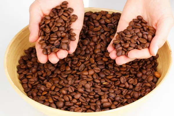 在手上白色隔离的咖啡豆 — 图库照片