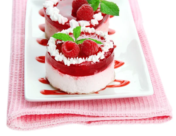 Вкусные ягодные торты, изолированные на белом — стоковое фото