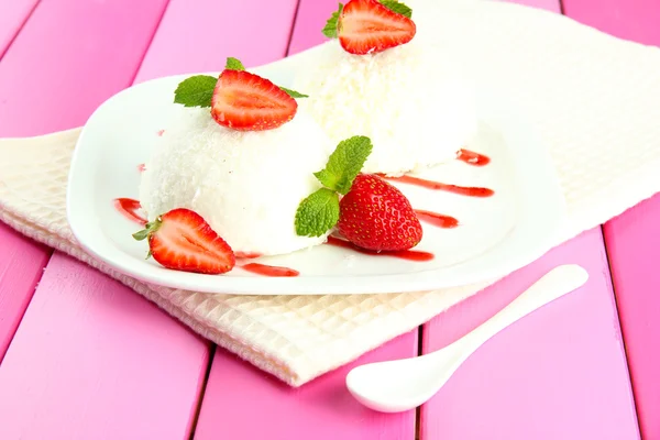 Deliciosos pasteles de coco en el plato en primer plano de la mesa — Foto de Stock