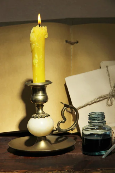 Стара свічка на столі в кімнаті — стокове фото