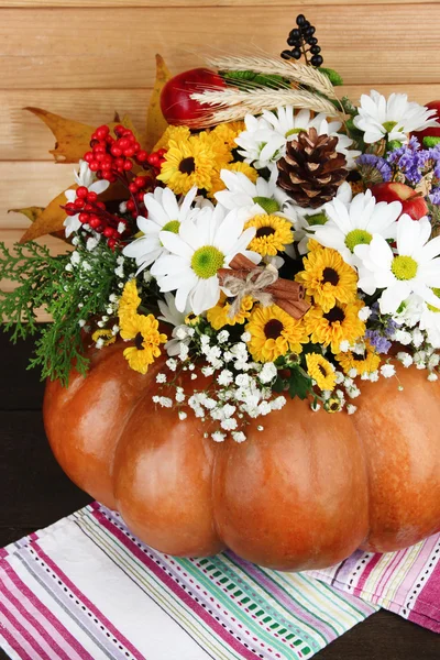 Hermosa composición otoñal en calabaza sobre mesa sobre fondo de madera — Foto de Stock