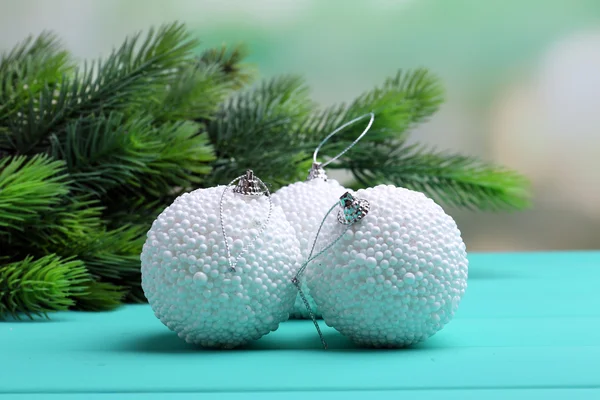 Bolas de Navidad sobre mesa de madera, sobre fondo claro — Foto de Stock