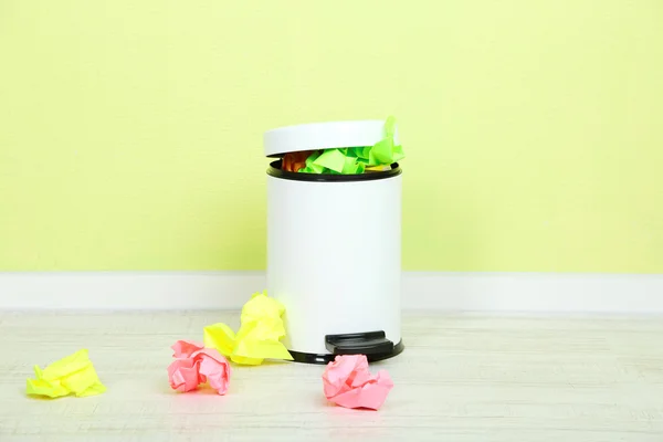 Garbage bin, on green background — Stock Photo, Image