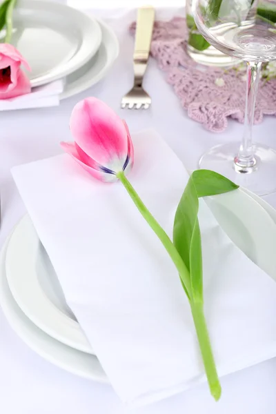 Table setting with spring flowers close up — Stock Photo, Image