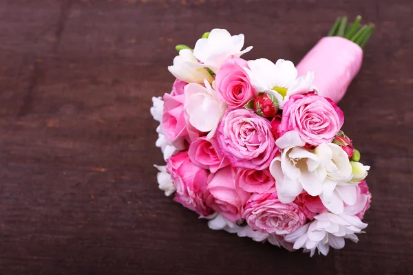 Beautiful wedding bouquet on wooden background — Stock Photo, Image
