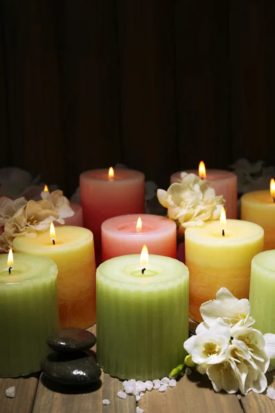 Όμορφα κεριά με λουλούδια σε ξύλινα φόντο — Φωτογραφία Αρχείου