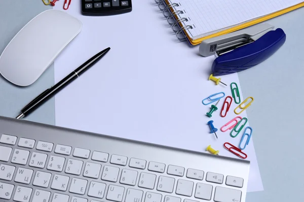 Mesa de escritório com acessórios de papelaria, teclado e papel, close-up — Fotografia de Stock