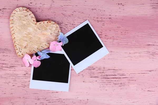 Fotos antiguas en blanco y corazón decorativo sobre fondo de madera de color — Foto de Stock